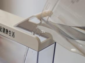 给水箱里加水，水量随意，反正可视的，随时可以添加；