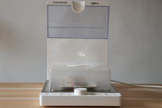 电蒸锅开始工作，10秒左右就出蒸汽了，蒸熟后取出，淋上蒸鱼豉油就可以享用啦；