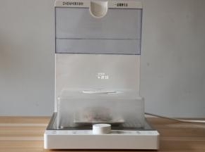 电蒸锅开始工作，10秒左右就出蒸汽了，蒸熟后取出，淋上蒸鱼豉油就可以享用啦；