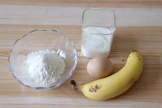 准备好食材，香蕉去皮后60g左右，鸡蛋50g左右