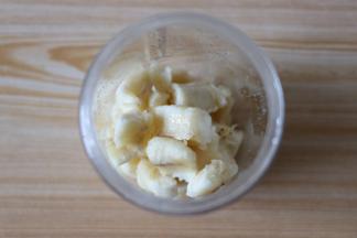 香蕉去皮用手撕成小段后放入料理机的搅拌杯里；