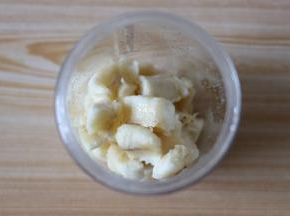 香蕉去皮用手撕成小段后放入料理机的搅拌杯里；