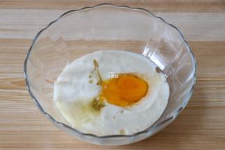 搅打成细腻的果泥后倒入碗里，打入鸡蛋；