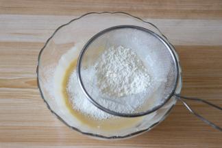 筛入低筋面粉；