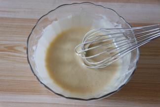 搅拌成均匀的面糊；