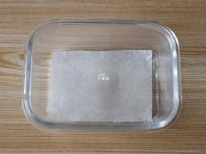 容器底部放一张烘焙用的硅油纸；