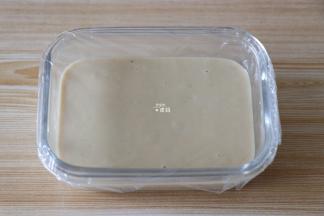 倒入面糊，提起容器震几下，震去大气泡，包上保鲜膜；