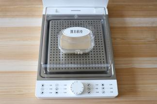 放入臻米折叠电蒸锅里；