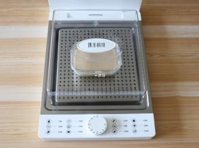 放入臻米折叠电蒸锅里；