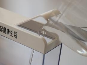 给水箱里加水，这款电蒸锅的一大优点就是水箱可视，可以随时加水，再也不用怕水量不够干烧，或者水一下子加太多浪费能源；