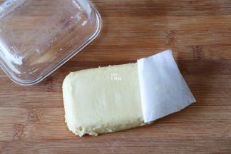 蒸熟后取出，撕掉保鲜膜，待冷却后脱模，切成小块即可，大小根据宝宝的咀嚼吞咽能力、抓握能力来定；