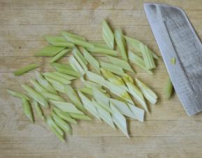 西芹洗净，打斜刀成小段，