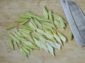 西芹洗净，打斜刀成小段，