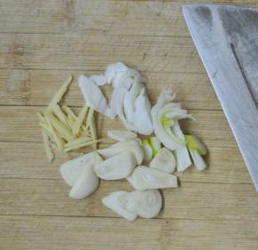 将葱姜蒜切好备用