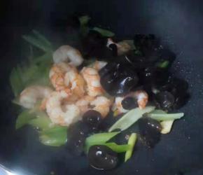 将西芹段放入翻炒至断生后，倒入虾仁、木耳翻炒