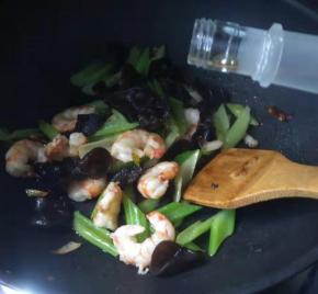 然后，加入料酒、盐和鸡粉调味