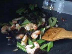 然后，加入料酒、盐和鸡粉调味