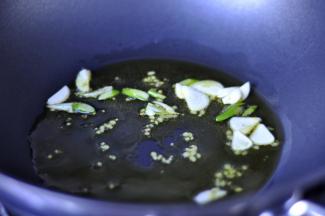 锅加热，再倒少许油，油热至7成，放入葱姜蒜爆香，