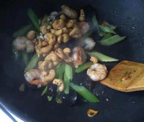 最后加入腰果，翻炒均匀，即可出锅