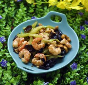 一盘美味的腰果木耳炒红虾仁的菜就做好了