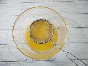 先将橙子榨汁加热，过滤。