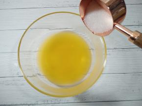 放入细砂糖搅拌均匀。