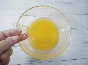 温热时加入泡好的吉利丁片搅匀。