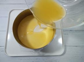 倒入6寸慕斯模具（模具底部提前包好保鲜膜）放冰箱冷冻1小时。