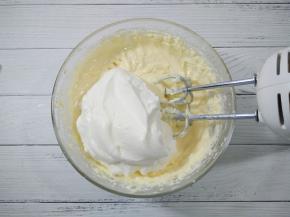 淡奶油打到有流动性，提起打蛋头可以低落的状态，分次倒入奶油奶酪混合糊里。