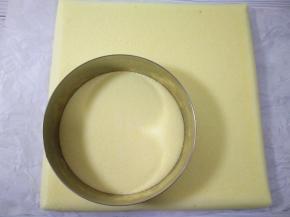 用6寸慕斯圈刻出戚风胚。