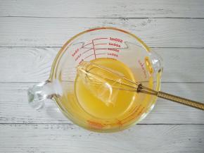 加入泡好的吉利丁片搅拌均匀。