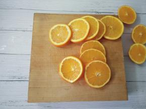 橙子洗净切片。