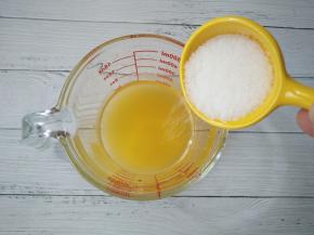 橙汁加入热水、细砂糖搅拌糖融化。