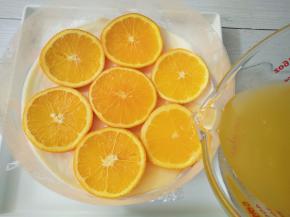 将凝固好的慕斯取出，摆上橙子片，倒入镜面放冰箱冷藏2小时凝固。