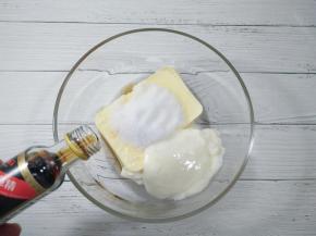 奶油奶酪室温软化，加入细砂糖、酸奶和香草精，用打蛋器搅打均匀。