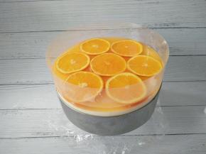 脱模，先撕掉底部保鲜膜，将慕斯放在盘子里往上提起慕斯圈脱模，再撕掉围边纸。