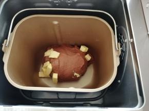 选择和面程序10分钟，第一次和面结束，加入切成小块的黄油，继续选择和面18分钟