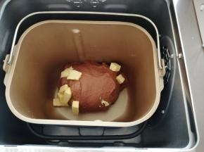 选择和面程序10分钟，第一次和面结束，加入切成小块的黄油，继续选择和面18分钟