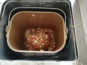 在和面结束前2分钟，把坚果碎倒入，继续完成和面程序