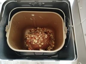 在和面结束前2分钟，把坚果碎倒入，继续完成和面程序