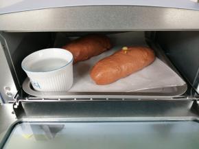 放在烤盘上，放入温热水，使烤箱内部达到一定的湿度和温度，可以勤换热水，这样发酵起来就会快一些。如果烤箱有发酵档就不需要换水了