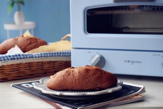 放入已经预热到180度的12L东菱3706烤箱里，烘烤20分钟左右（实际烘烤温度要根据自家烤箱脾气而定）。烘烤结束，把面包取出，在晾架上晾凉后放入保鲜袋密封，室温保存即可