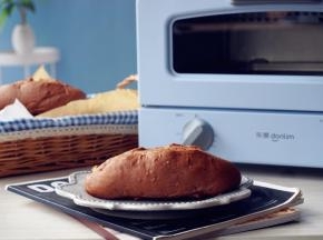 放入已经预热到180度的12L东菱3706烤箱里，烘烤20分钟左右（实际烘烤温度要根据自家烤箱脾气而定）。烘烤结束，把面包取出，在晾架上晾凉后放入保鲜袋密封，室温保存即可