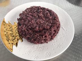 蒸好的米饭盛道盘中，在米饭上淋上少许蜂蜜。