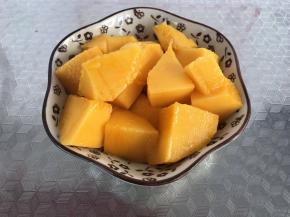 把芒果去皮，切成小块。
