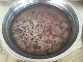 将米淘洗干净备用。