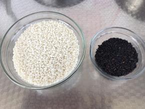 准备好糯米、黑米。