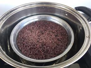 盆中加水上蒸锅蒸半个小时。