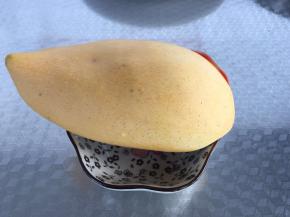 中等的芒果一个清洗干净。