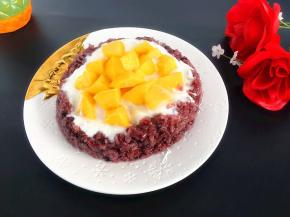 在盘中的饭上均匀的撒上酸奶，然后再放上芒果丁，这样一盘好吃的芒果酸奶米饭就完成了，看看是不是很简单，虽然操作简单，但这可是很好吃的美味哟。